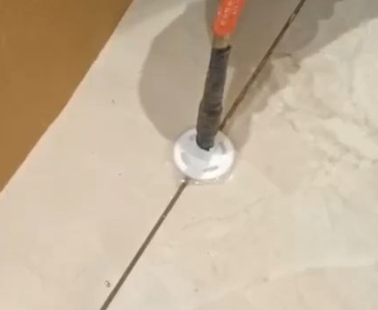 道孚瓷砖空鼓维修公司专业解答瓷砖在铺贴过程中，如果没有涂抹均匀到位的粘结材料（如水泥砂浆或瓷砖胶），可能会导致以下问题