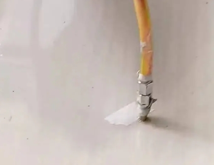 道孚瓷砖空鼓维修公司专业解答在瓷砖铺贴过程中，如果使用的砂料过粗（如全部使用了粗砂），可能会导致以下问题