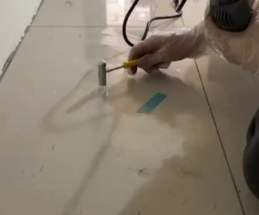 道孚瓷砖开裂维修公司专业分享瓷砖在铺贴前如果没有沥干水分，将会导致以下问题