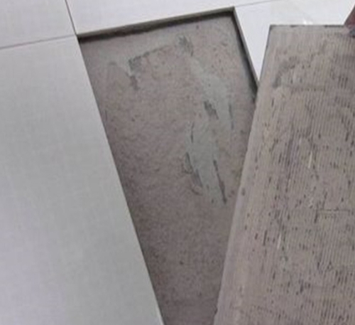 道孚瓷砖空鼓维修公司分享瓷砖铺贴时如果打浆（即涂抹在瓷砖背面和基层上的砂浆或瓷砖胶）过少，会带来以下问题